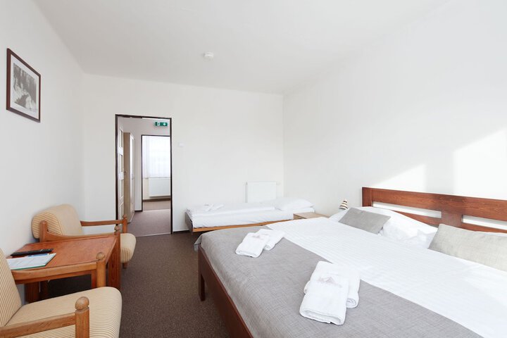 Room 10 of 83