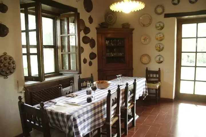 Dining 8 of 9
