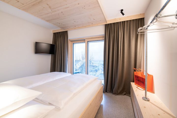 Room 4 of 61