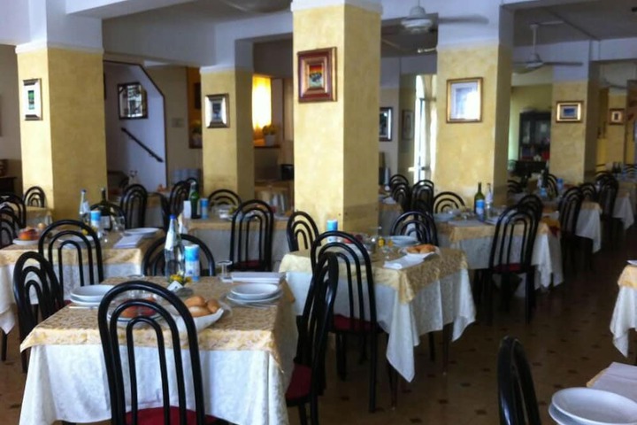 Dining 40 of 57