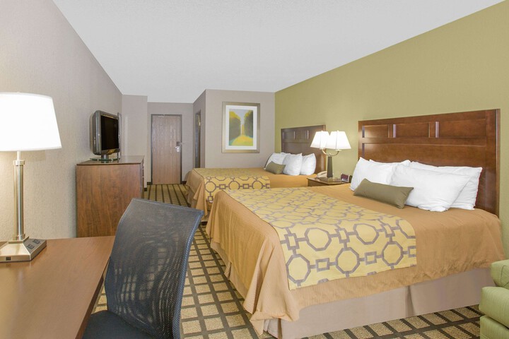 2 Queen Beds (5 of 9)