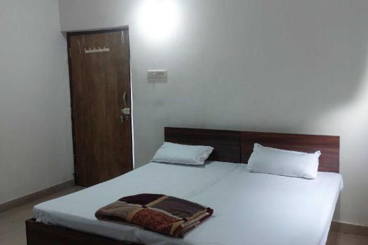 OYO 701048 S.s Hotel & Lodge