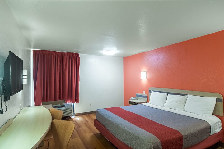 Deluxe Room 1 King Bed Accessible (1 of 14)