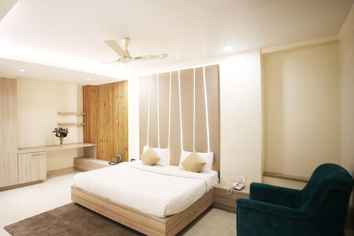 Room 10 of 27