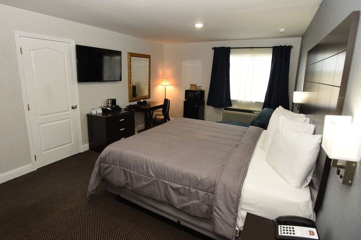1 King Bed (23 of 33)