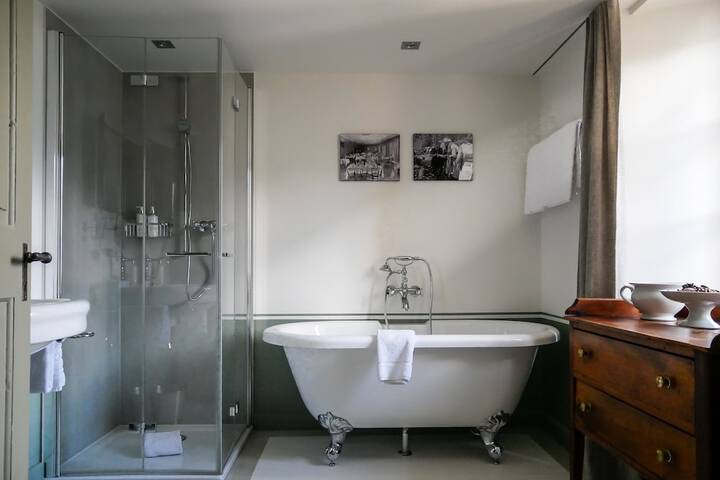Room 25 of 42