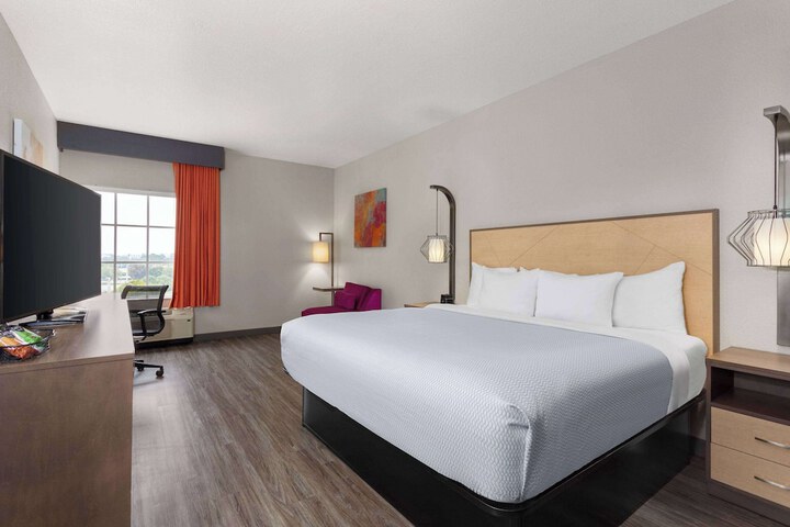 1 King Bed (2 of 4)
