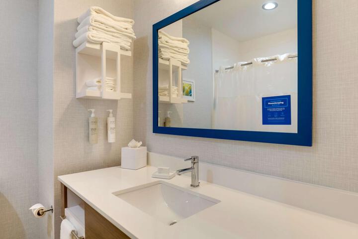 2 Queen Beds Hearing Accessible (27 of 30)