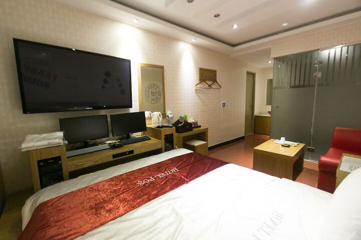 Room 10 of 42