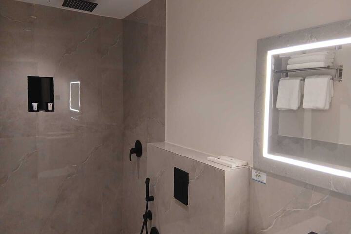Room 25 of 29