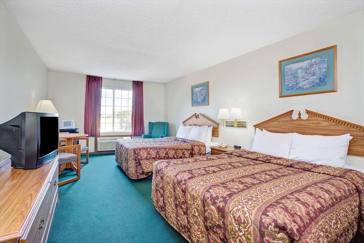 2 Queen Beds (1 of 16)