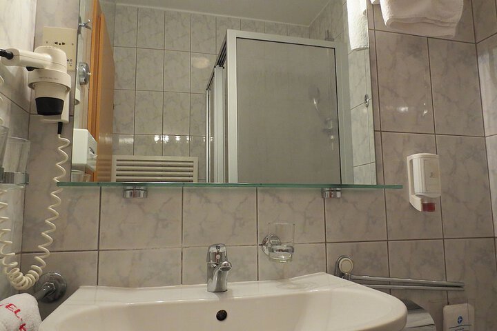 Room 9 of 62