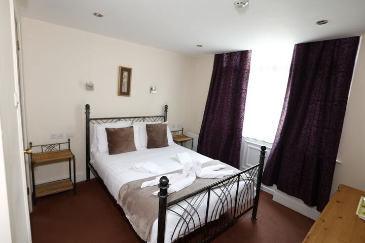 Room 6 of 18