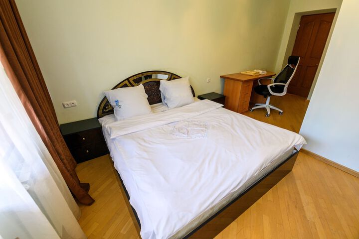 Room 11 of 27