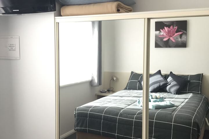 Room 5 of 89