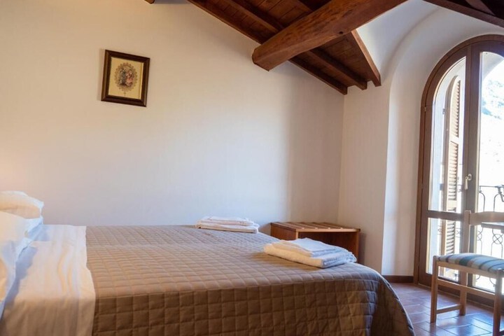 Room 4 of 28