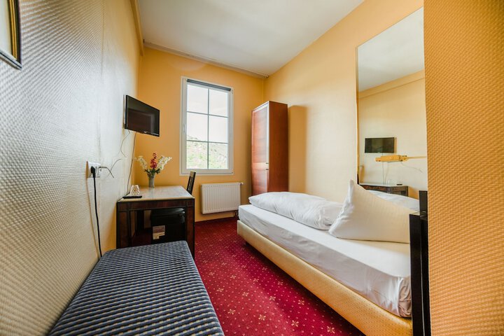 Room 5 of 44