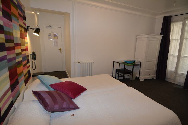 Room 28 of 35