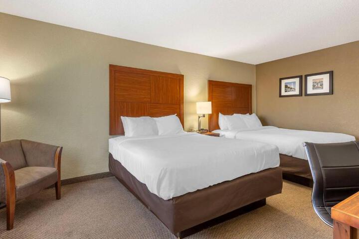 2 Queen Beds (2 of 12)