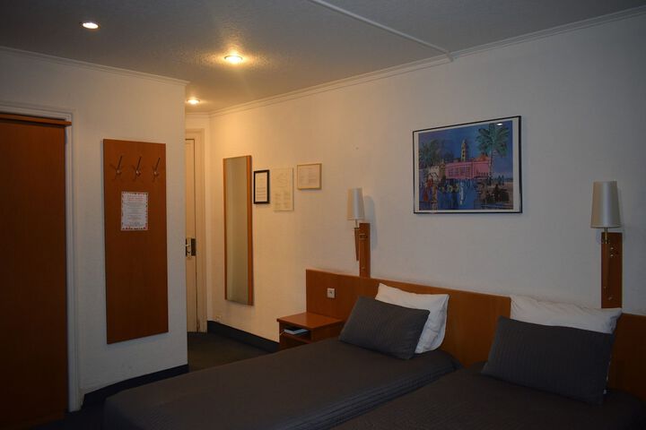 Room 11 of 40