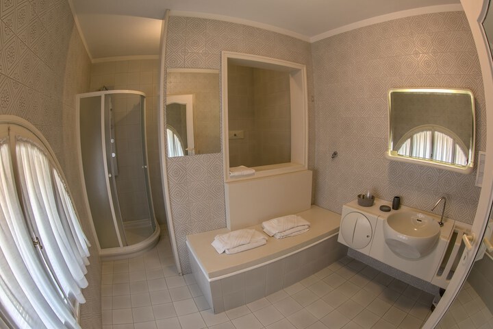 Room 28 of 53