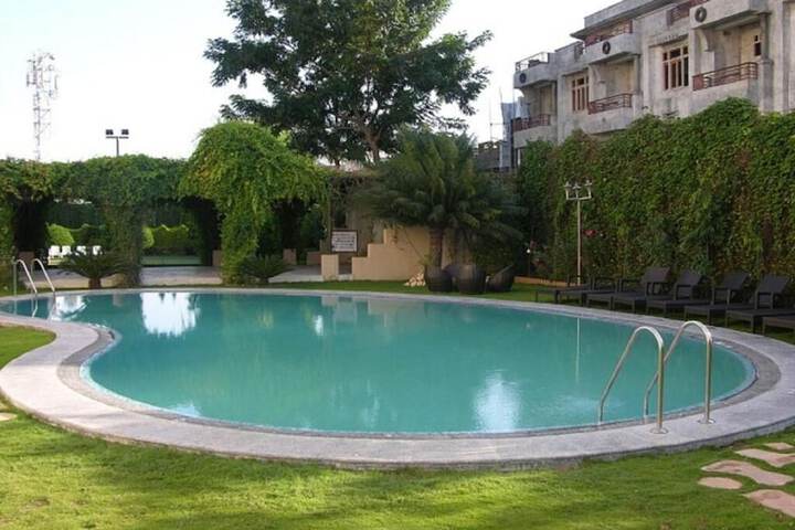 Pools & Facilities