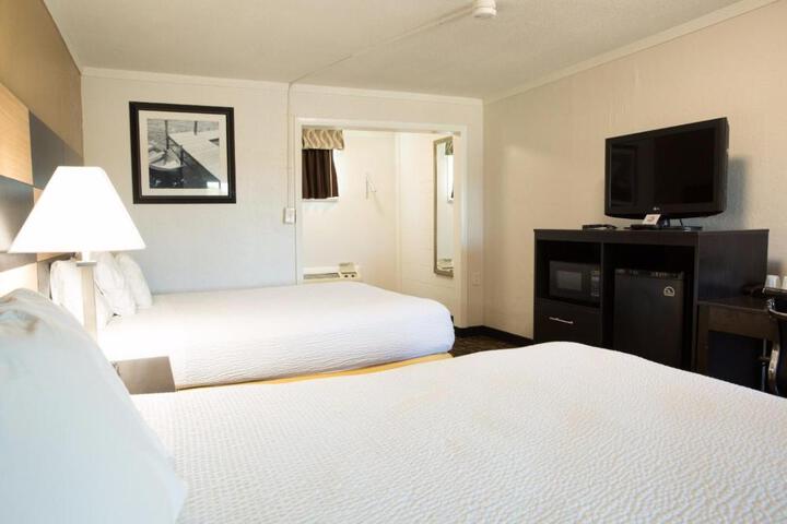 Deluxe Queen Room (3 of 3)