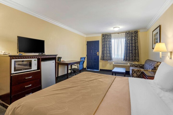 1 King Bed (2 of 12)