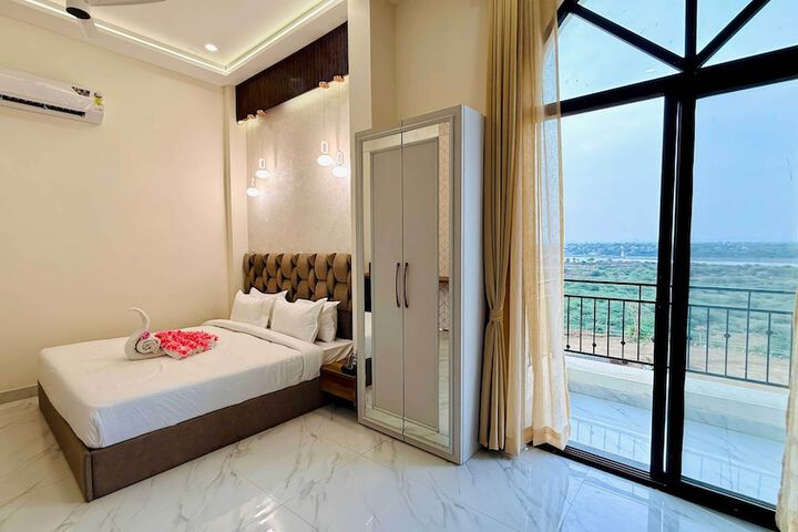 Room 105 of 176