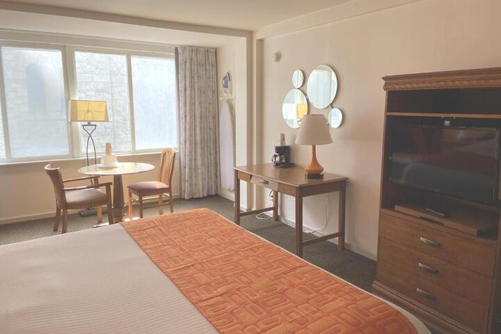 1 King Bed (3 of 4)