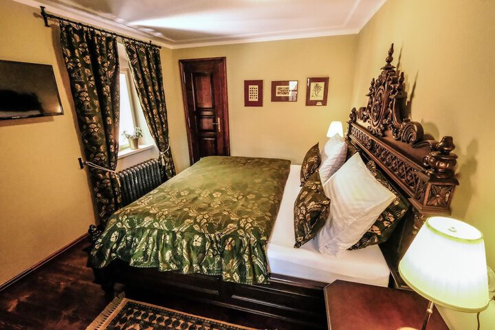 Room 44 of 183