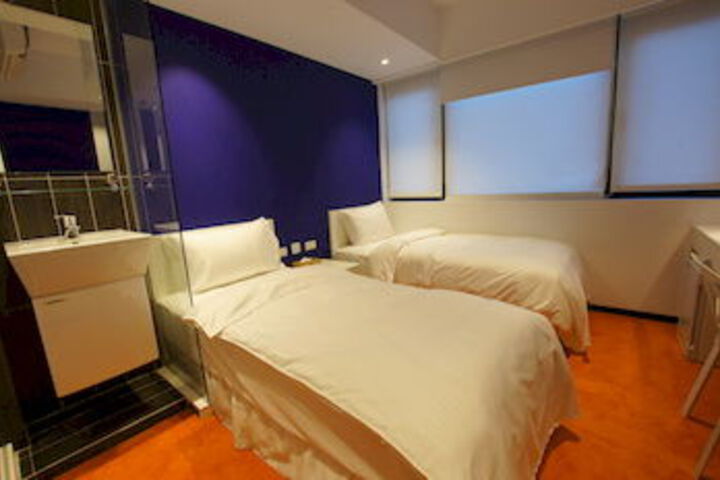 Room 10 of 65