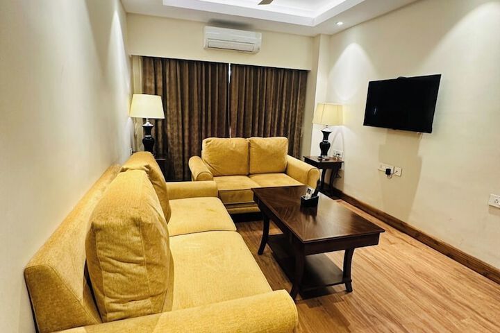 Room 7 of 8