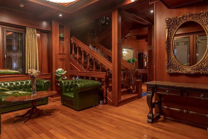 Guest Lobby