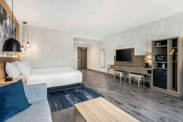 1 King Bed Microwave and Refrigerator Walk in Shower WiFi Full Breakfast (6 of 15)