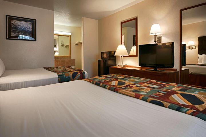 2 Queen Beds - Wireless High Speed Internet Accessible Microwave and Refrigerator, Coffee M (1 of 9)