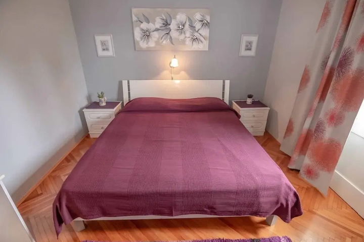 Room 6 of 18