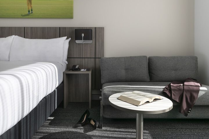 Room 5 of 76