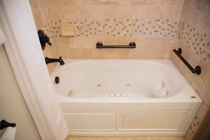 Deep soaking bathtub