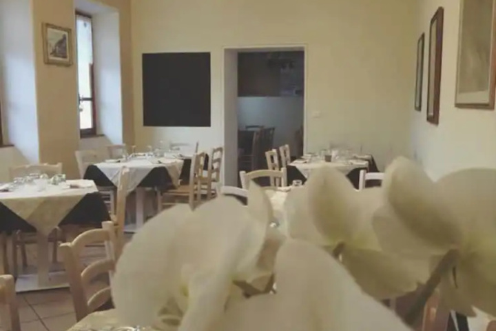 Dining 10 of 11