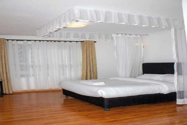 Room 5 of 10