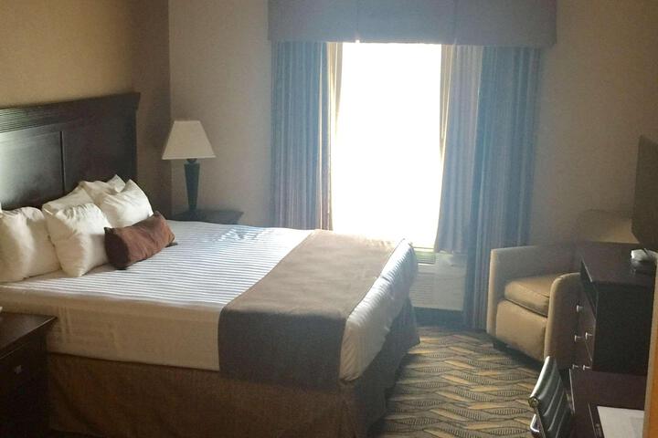 1 King Bed High Speed Microwave, Refrigerator, Coffee Maker, Hair, Iron Brd Full Breakfast (6 of 7)
