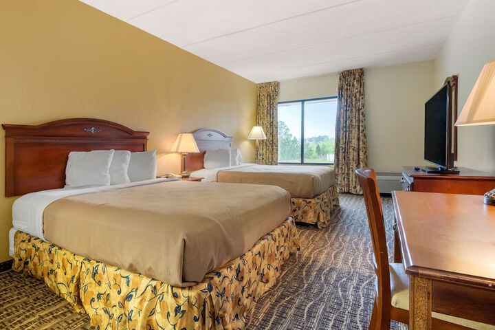 2 Queen Beds (2 of 7)