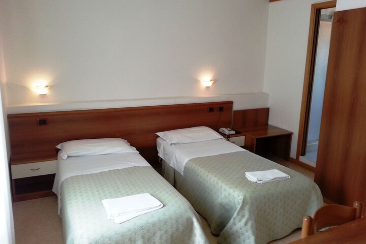 Room 6 of 40