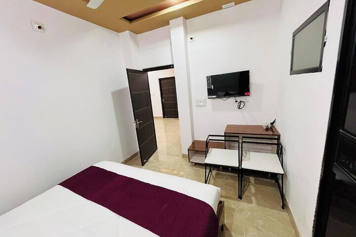 Room 12 of 25