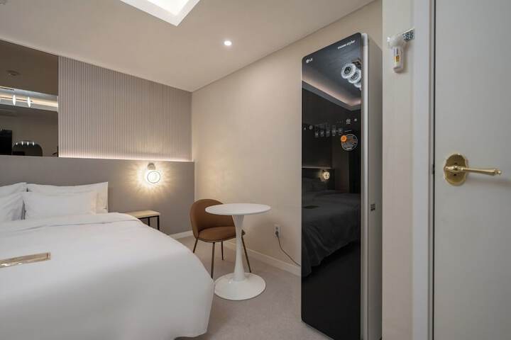 Room 32 of 43