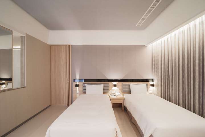 Room 4 of 50