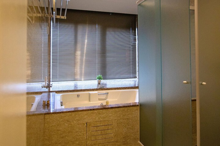 Room 52 of 79