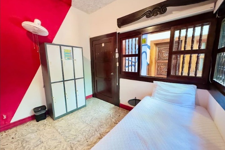 Room 33 of 59