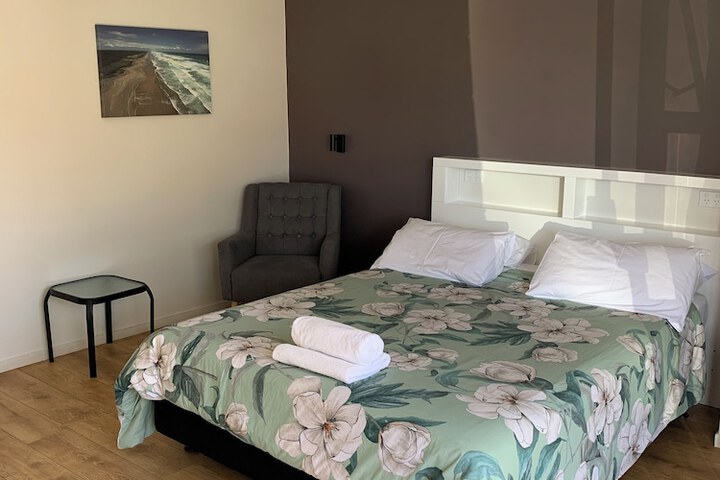 Room 6 of 33